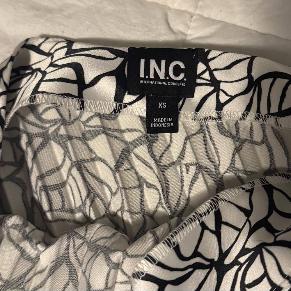 Black and white pattern 
Skirt is fashionable 
Size xs